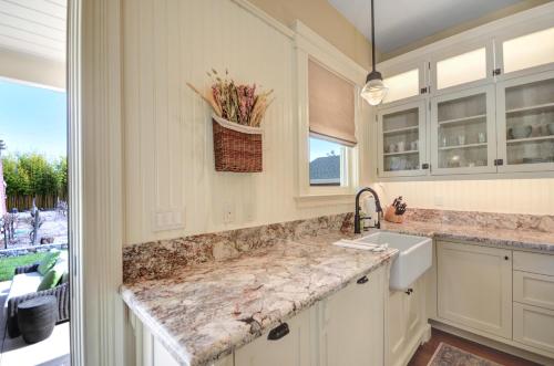 Cuisine ou kitchenette dans l'établissement Gorgeous Property Within The Heart Of Sonoma