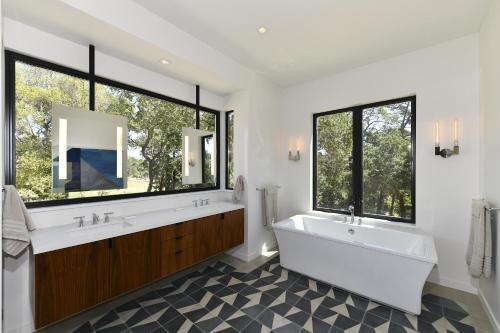 Ένα μπάνιο στο Modern Luxury Villa At Base Of Sonoma Mountain- Includes Wine Tasting Passport