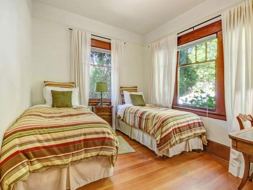 a bedroom with two beds and a window at Bungalow At Sonomas Historic Plaza! - Includes Wine Tasting Passport in Sonoma