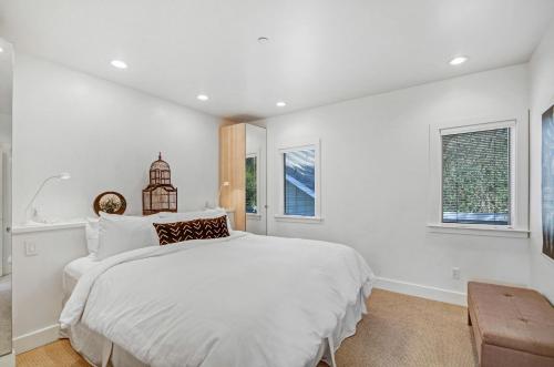 Кровать или кровати в номере Auberge Sonoma Penthouse - Includes Wine Tasting Passport