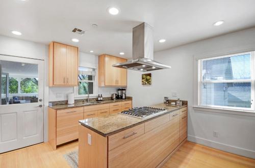 Кухня или мини-кухня в Auberge Sonoma Penthouse - Includes Wine Tasting Passport
