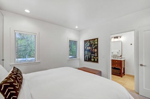 Кровать или кровати в номере Auberge Sonoma Penthouse - Includes Wine Tasting Passport