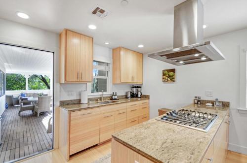 Кухня или мини-кухня в Auberge Sonoma Penthouse - Includes Wine Tasting Passport
