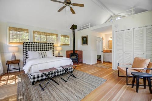 Letto o letti in una camera di Cute One Room Bungalow In Sonoma- Includes Wine Tasting Passport