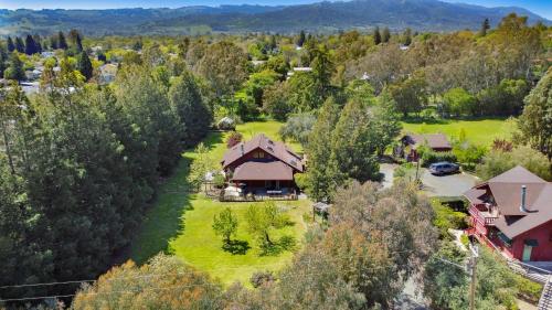 una vista aerea di una casa con cortile di Cute One Room Bungalow In Sonoma- Includes Wine Tasting Passport a Sonoma