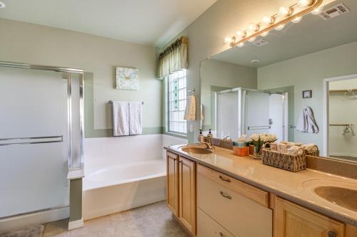 La salle de bains est pourvue d'une baignoire, d'un lavabo et d'une baignoire. dans l'établissement Golfers Paradise Oro Valley Home with Pool!, à Oro Valley
