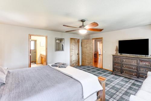 Ένα ή περισσότερα κρεβάτια σε δωμάτιο στο Spacious Retreat with Backyard 1 Mi to Lake Almanor