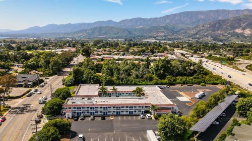 カーピンテリアにあるMotel 6-Carpinteria, CA - Santa Barbara - Southの病院と駐車場の航空写真