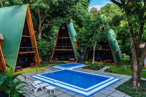 Piscina de la sau aproape de Hotel de Cristal & Hacienda de Los Morales