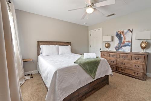 オーシャンスプリングスにあるDowntown Ocean Springs Townhouse 3 bedroomsのベッドと天井扇風機のある寝室