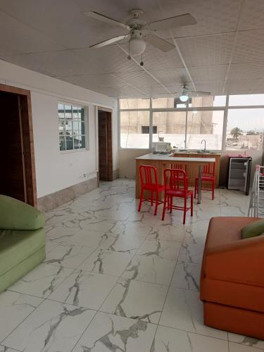 a living room with a table and red chairs at Semi Amoblado Manta Mall del Pacifico; Playa Murciélago in Manta