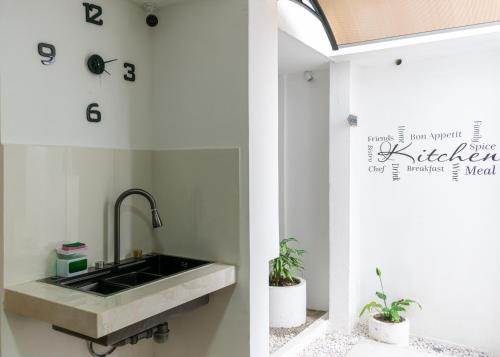 Dapur atau dapur kecil di Modern and Relaxing Near CC Miraflores and Forum Majadas H2