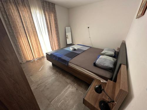 Postel nebo postele na pokoji v ubytování Apartments by the sea Korcula - 9158