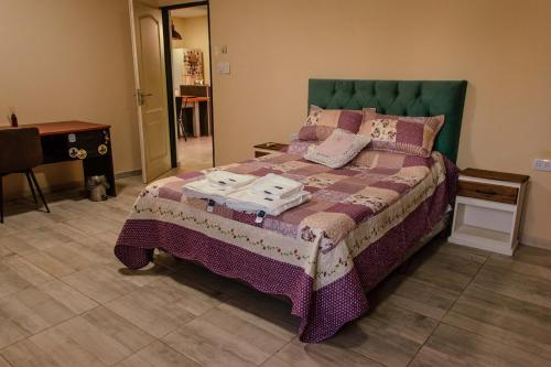 Un dormitorio con una cama con dos toallas encima. en Dpto a 4 min del Shopping y Centro de Convenciones, en Corrientes