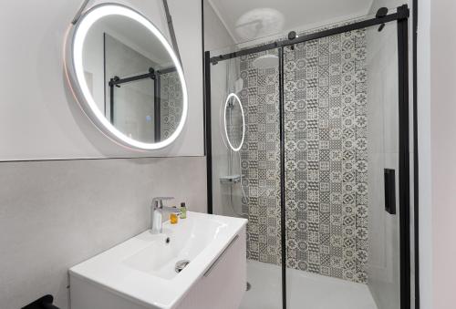 ロンドンにあるCozy Studios In The Heart Of Shoreditchの洗面台と鏡のある白いバスルーム