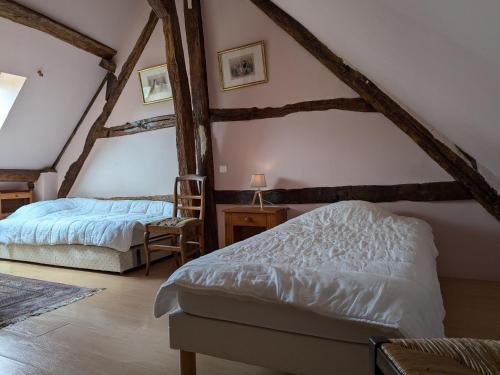 Posteľ alebo postele v izbe v ubytovaní Ferme rénovée avec jardin arboré en campagne, Wi-Fi fibre, près de Sologne et Berry - FR-1-590-18
