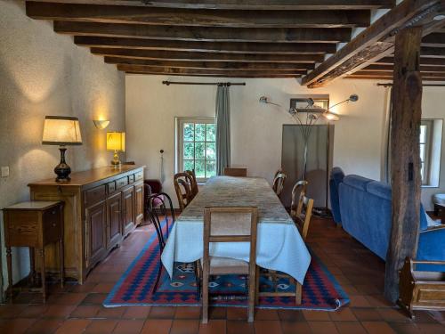 une salle à manger avec une table et des chaises dans l'établissement Ferme rénovée avec jardin arboré en campagne, Wi-Fi fibre, près de Sologne et Berry - FR-1-590-18, à Coullons