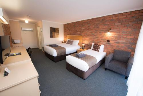Ένα ή περισσότερα κρεβάτια σε δωμάτιο στο Australian Settlers Motor Inn