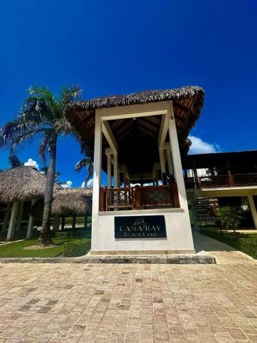 un edificio con un porche con una palmera en Sunset Luxury Punta Cana, en Punta Cana