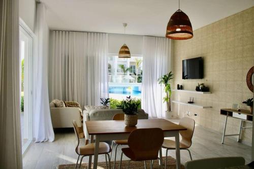 Una televisión o centro de entretenimiento en Sunset Luxury Punta Cana