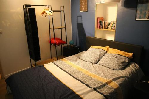 - une chambre avec un lit dans un dortoir doté d'une lampe dans l'établissement Tout faire à pied - Centre historique piétonnier, à Thonon-les-Bains