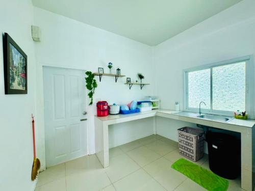 Kuchyň nebo kuchyňský kout v ubytování Happy Pool Villa Huahin