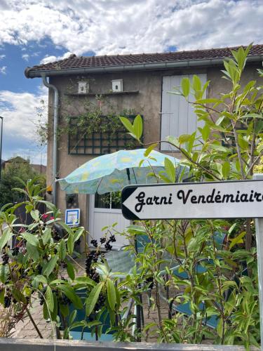 Κήπος έξω από το Le Garni Vendémiaire