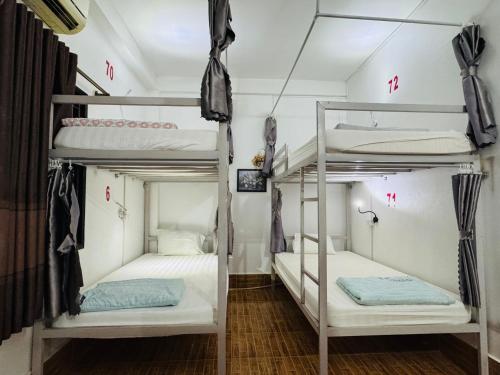 two bunk beds in a hostel room at Santara Backpackers Hostel in Vang Vieng