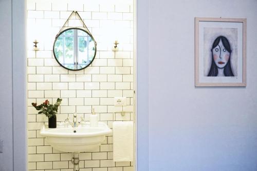 bagno con lavandino e foto di una donna di Guest House Interno4 a Roma
