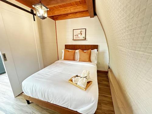 ein kleines Schlafzimmer mit einem Bett mit einem Handtuch darauf in der Unterkunft Sunken Escapes Glamping Unit #2 in New Minas