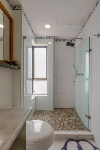 a bathroom with a toilet and a glass shower at Cartagena - Torremarina in Cartagena de Indias