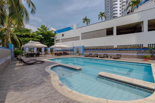 ein Schwimmbad vor einem Gebäude in der Unterkunft Cartagena - Torremarina in Cartagena de Indias