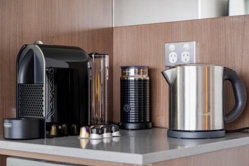 Příslušenství pro přípravu čaje a kávy v ubytování Hotel Urban St Leonards