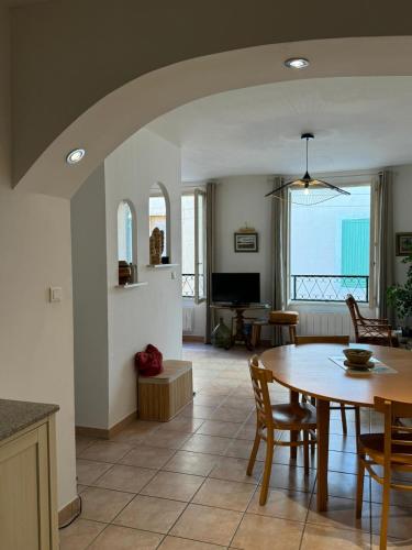 une cuisine et une salle à manger avec une table et des chaises dans l'établissement Sanary appartement 2-4 personnes à deux pas du port, à Sanary-sur-Mer