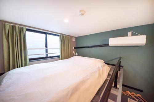 Ένα ή περισσότερα κρεβάτια σε δωμάτιο στο Apartment Sanjo