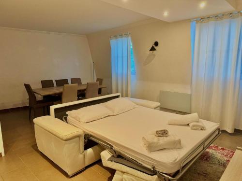 une salle d'hôpital avec un lit et une table dans l'établissement Toscane Disneyland Paris, à Serris