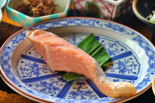 旅館の敷地内または近くでの食事または食べ物