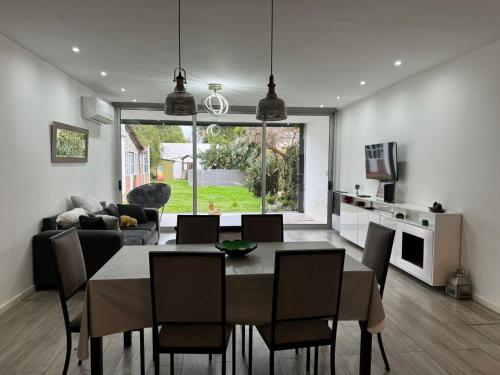 Een keuken of kitchenette bij PH tipo casa, con parque y pileta, en La Plata , barrio norte