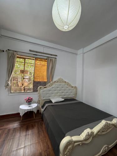 Un pat sau paturi într-o cameră la Lilys house in center near bến thành market