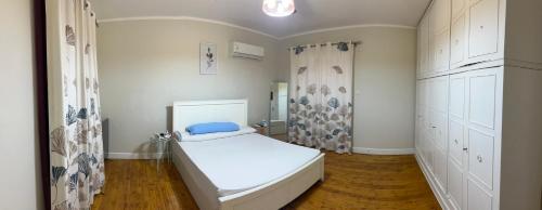 a small bedroom with a bed and a shower at جاردن سيتى in Cairo