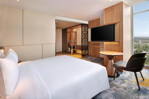 Una televisión o centro de entretenimiento en Mercure Pangkalan Bun