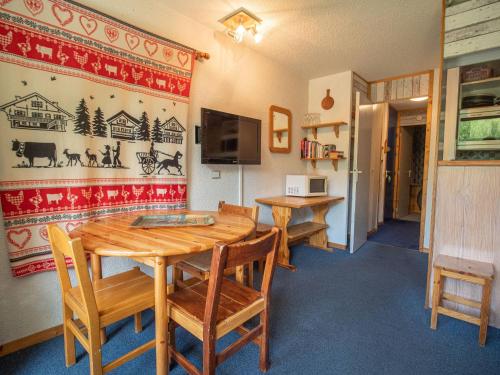 une salle à manger avec une table et des chaises en bois dans l'établissement Valmorel Crève Coeur 2 Pièces - Animaux Acceptés, Parking, Balcon - FR-1-356-504, à Valmorel