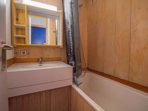 une salle de bain avec un lavabo et une baignoire dans l'établissement Valmorel Crève Coeur 2 Pièces - Animaux Acceptés, Parking, Balcon - FR-1-356-504, à Valmorel