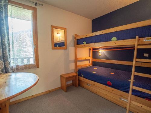 une chambre avec deux lits superposés et une fenêtre dans l'établissement Valmorel Crève Coeur 2 Pièces - Animaux Acceptés, Parking, Balcon - FR-1-356-504, à Valmorel