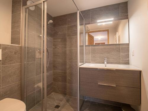 une salle de bain avec douche et lavabo dans l'établissement Appartement cosy 2 ch, 7 pers, pied de pistes, parking, wifi - FR-1-356-505, à Valmorel