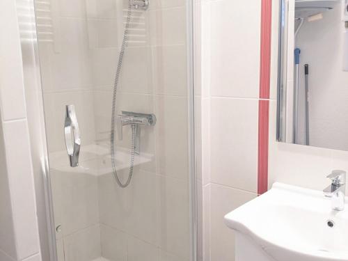 une salle de bain blanche avec une douche et un lavabo dans l'établissement Studio cosy pour 3 pers avec balcon et équipements de confort aux Adrets-Prapoutel - FR-1-557-130, à Les Adrets