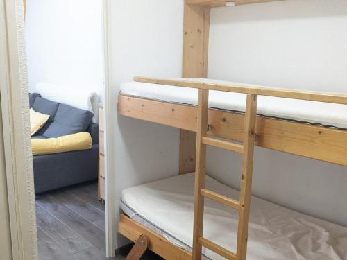 - deux lits superposés dans une petite chambre dans l'établissement Studio cabine 4 pers, pied des pistes, balcon, exposé sud - FR-1-557-132, à Les Adrets