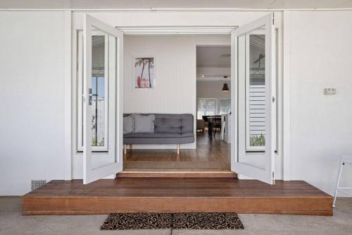 a living room with a blue couch and a living room at Frankie's Place- lux & stylish in Wodonga