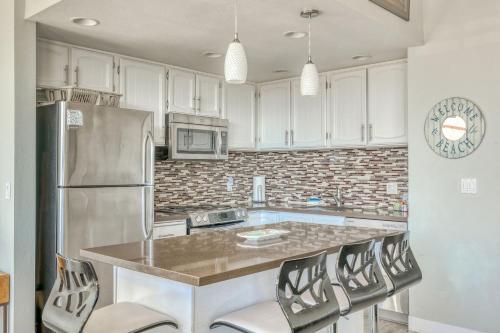 Dapur atau dapur kecil di Sand and Sea Condos