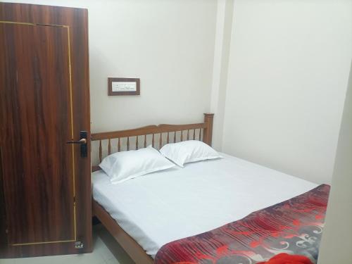 Ένα ή περισσότερα κρεβάτια σε δωμάτιο στο Shivarpanam Home Stay